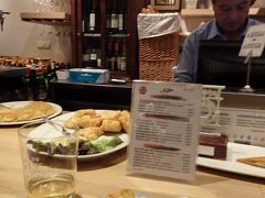 ここは逃したくないお店の1つ、来れました!!

チーズケーキはお持ち帰りにすることにして、写真の彼ではないのですが、バーカウンター越しのチョイ面白い風お兄さん(いや元お兄さん、髭に白髪混じりだから一般的にはきっとおっさん)に出された物を食べてみた

それがこのトルティーヤ

トルティーヤとはスペインのポテトなど入った卵焼き
これを出されたのは定番だからだということ

通常肉厚で硬めに焼いていますが、ここのは半熟の卵焼き
卵使いが得意の店なのね

どうだ　とおもしろ元お兄さんに聞かれて（こうしてかまってくれるのは嬉しい）「う～ん、バルセロナの空港で食べた冷たくなったトルティーヤのが感動した」と正直に、まあネタですけど突っ込んだ

それでも彼の反応はなんとなくゆかいだった


そうそう、ここでやっとチャコリTxakoli を頼んで飲みました
白ワインにほんのり発泡感を持つ地酒

チャコリのグラスはどこでも統一してこの形です