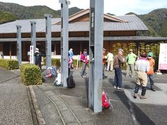 　匠宿の前には「コロナウイルス、何のその！」と頑張るシニア達が集まっていて、