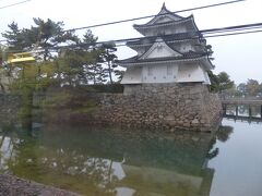 終点の高松築港駅まで3駅です。
間もなく到着します。

高松城の艮櫓(うしとらやぐら)の横を通過します。