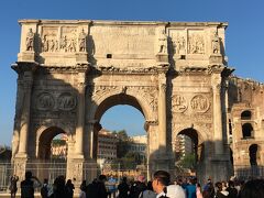 『コロッセオ』の後はすぐ付近にある『コンスタンティヌスの凱旋門』を訪れます。
コンスタンティヌスはさきほど触れたコンスタンティノープルの名前の元となった皇帝であり、ローマ帝国の歴史の中でも著名な皇帝の１人ですね。