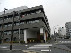 交差点の向こう側から見た『ホテルカンラ京都』。
かつては予備校の建物だったので、外観だけ見るとホテルには見えませんね。