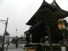 東本願寺の正門である「御影堂門」にやって来ました。
何度見ても立派な門だなぁ～！