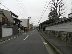 「渉成園」の前の間之町通りを北に向かって歩きます。