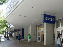 まずはロスドレスフォーレス。
バッグやらアロハやら靴やら色々あったけど
欲しいと思えるものに出会えず。

この後、写真を撮るのを忘れたけどロングスドラッグスでお買い物。
