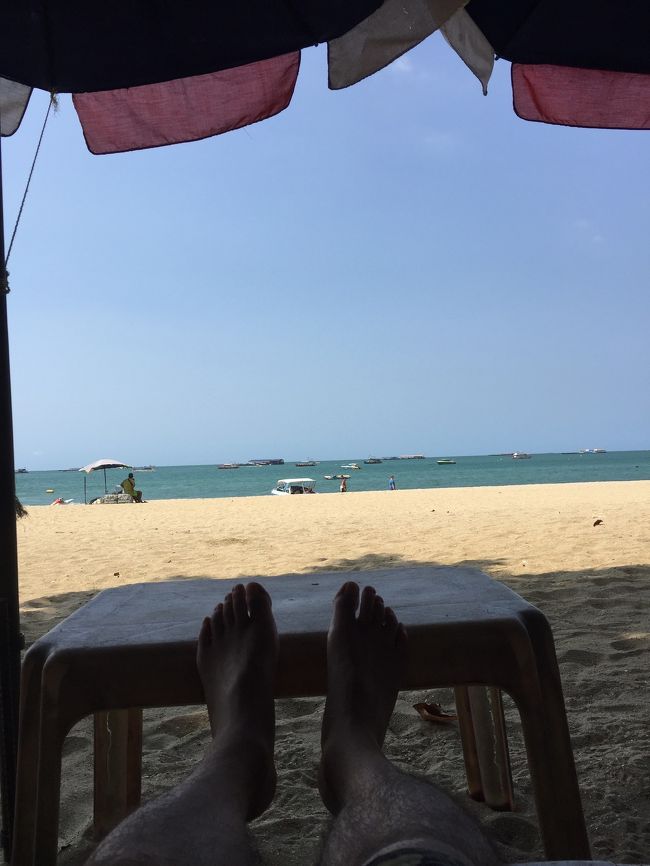 ビーチでマッタリします。<br />ソファベッドタイプは1日100バーツ。<br />またしても汚い足で申し訳ありません。