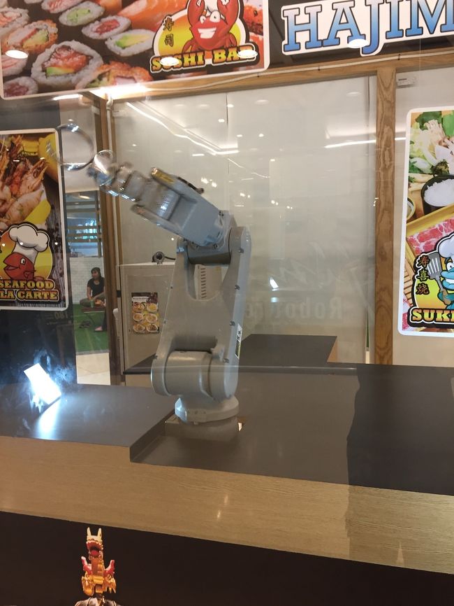 動きが奇妙。<br />そして店の中はガラガラ。