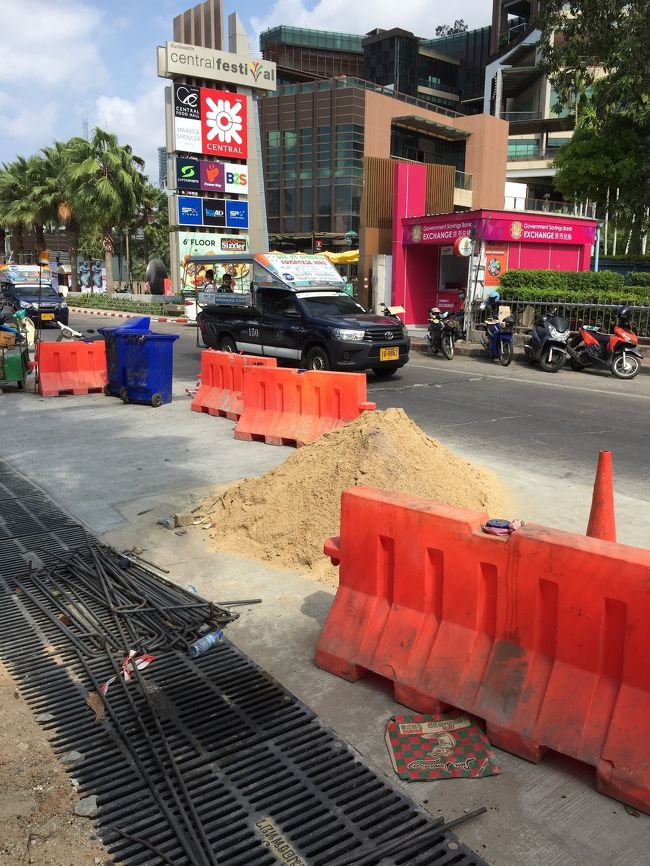 ビーチロードは相変わらず工事中。