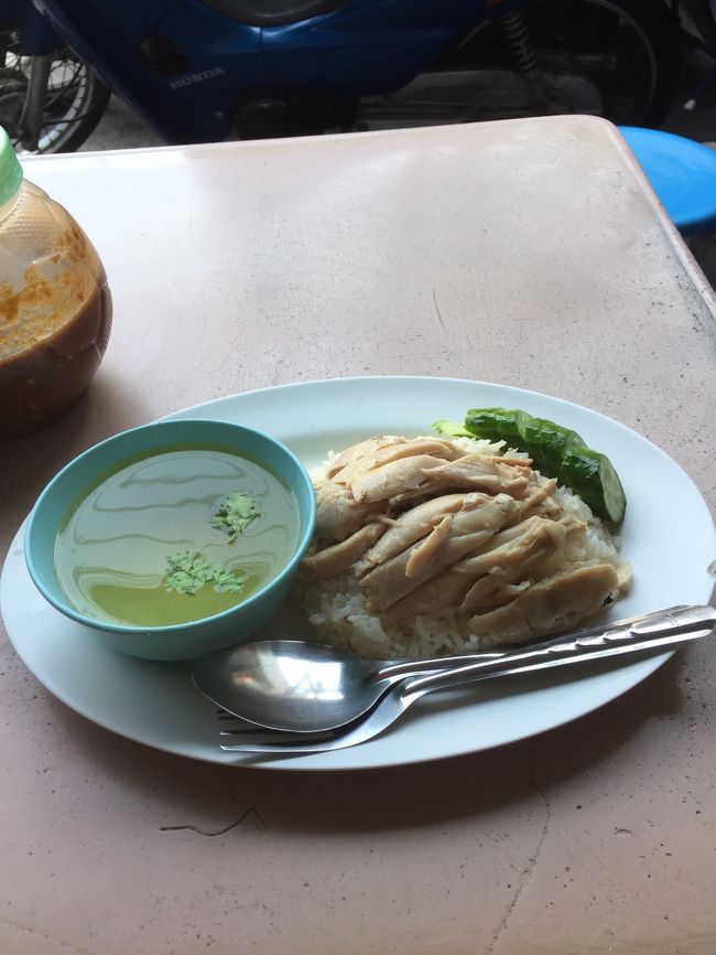 セブンイレブンの前でカオマンガイをいただきます。念入りにスプーンとフォークを拭き拭きします。