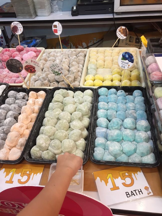 センタンでカラフルな饅頭を発見。<br />下で伸びている手は私のものではありません。