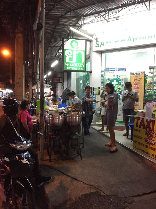 薬屋の前に屋台は出ています。