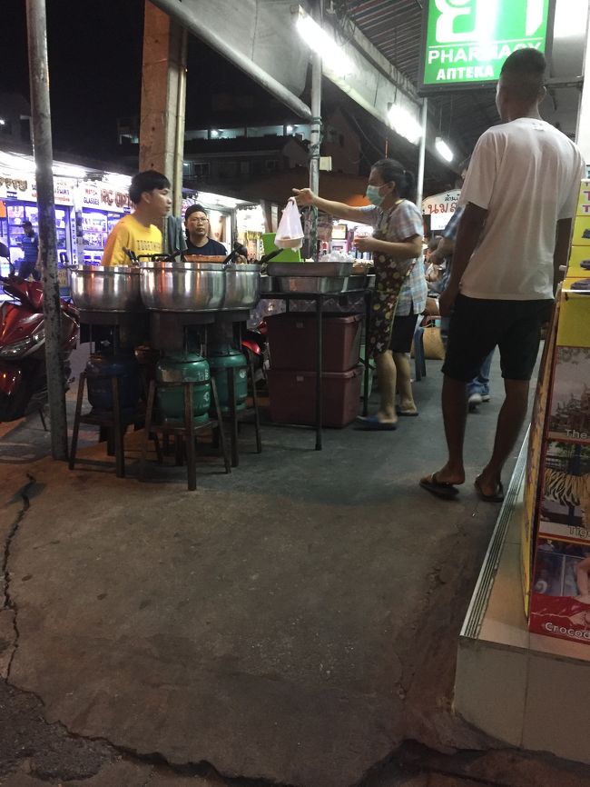 レンキー近くの屋台でマッサマンカレー をいただきます。19:30前に来たのですが私でラストでした。次に来た日本人には「売り切れ。また明日」とのこと。申し訳ない。