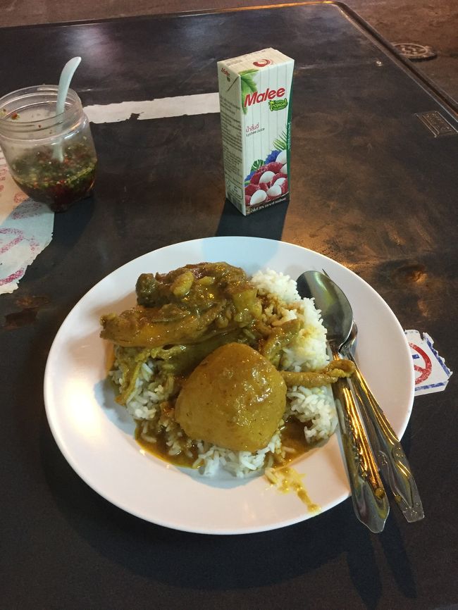 ウワサのマッサマンカレー をいただきました。具が大きいですが全然硬くありません。肉もスプーンとフォークで十分ほぐれます。