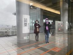 途中の苗栗駅ではまだ雨が降ってました。
飛行機内、雨上がりの台北、新幹線内と長袖Tシャツに薄い羽織物で
私にはちょうど良い感じでしたが、苗栗のホームの人の服装を見ると
外はかなり寒そうです。