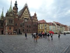 旧市街広場
旧市街広場に来ました。市庁舎（Muzeum Sztuki Mieszczańskej）は現在は博物館です。約200年かけて建設されたゴシック様式の建物。お洒落な建物です。
