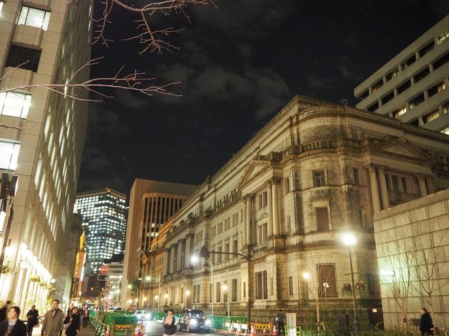 東京は建物もライトアップされるので明るい