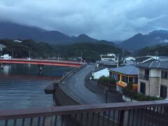 安房川を渡っています。
自動車道の安房大橋を渡って上流の赤い橋、安房川橋、
その向こうには高い山が見えます。
