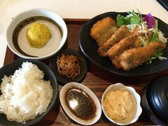 私達は950円の飛魚のフライ定食にしました。
これがとても美味しかった。