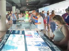カンプノウでは、まずFCバルセロナの歴史が展示されたスペースの見学から始まります。多くの人々が訪れてます。