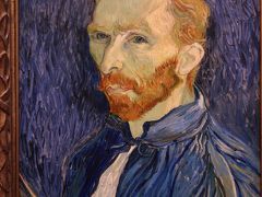 self portrait
さらにこれもVincent van Goghの作品
世界に30あるゴッホのポートレートの絵。
もちろん母国のアムスに一番たくさんありまして、ゴッホ美術館やアムスの国立博物館に所蔵されています。
他にもシカゴ、ニューヨーク、デトロイト、パリなど世界の名だたる美術館に展示されている、超有名なポートレートの作品。
ちなみに、ゴッホが耳を自分で切り落としたことがあり、ポートレートもゴッホの顔の左側の作品がほとんど。
ただ、一部、右耳を包帯で巻いた珍しいポートレートもある。
何故切り落としたかというと、ゴッホは精神を病んでいた頃、新聞紙に耳を包んでお気に入りの娼婦にプレゼントした。
切り落としたのがクリスマスイブ前夜だったことを考えると、大切な女性への贈り物だったという説がある。