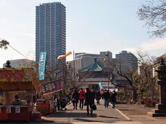 五條天神の西側の鳥居を出て少し左へ進むと、もうそこは不忍池です。
正面には弁天堂が見えます。
