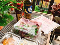 この日の夕食は、近くのカルフールで買ったサラダとビールとワイン、高級食材点Peckで購入したお惣菜で部屋食です。
空気が気持ちいいのでテラスでいただきました。

明日は初めてのベネチアです。