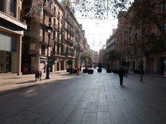 「カタルーニャ広場」から「カテドラル」方面へ向かってみます。

ここは「プルタル・デ・ランジェル通り」。

元日とあって、人がいない～（驚）！。
お店もお休みです。