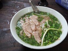 翌日の昼ごはんにフォー。Pho Gia Truyenという有名な店。行列が絶えず席は相席になるが、うまい。