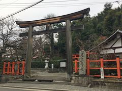 １＜建勲神社（けんくんじんじゃ）＞
京都で信長に関係する場所というとすぐに「本能寺」となりますが、ガチすぎるので最初はここへ！
京都駅から地下鉄で北大路へ行き、バスターミナルから金閣寺方面に向かい、降りた場所は「建勲神社前」。歩いて５分ほどで「建勲神社」に着きました。
