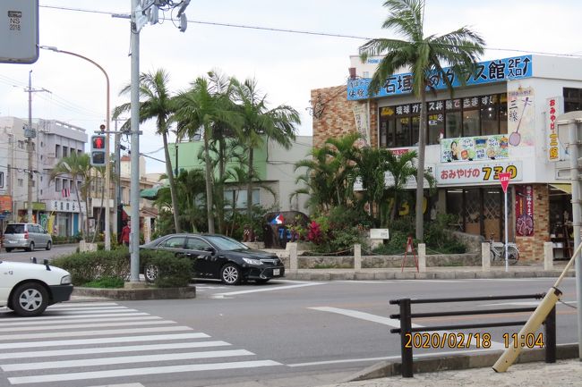 バスターミナルから石垣市内を歩きました。　お土産としてサーターアンダギーで有名な「さよこの店」に行くために730記念碑交差点に出て桟橋通りを歩きました。