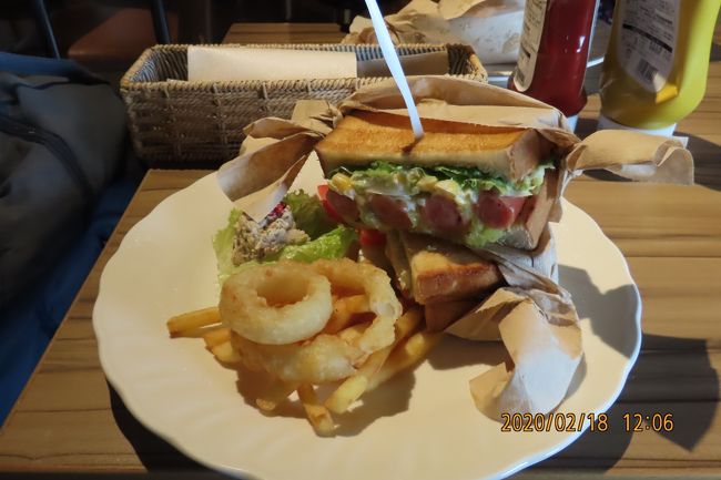 二日前に食事したブルーカフェに行きウインナーが入ったサンドイッチセットを注文しました。　ボリュームたっぷりでした。