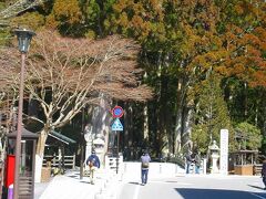 　やっとたどり着きました。弘法大師・空海さんの霊廟へとつづく、奥の院の入口です。