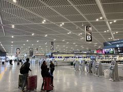 特にアテがあった訳では無いので取り敢えず出発フロアへ。
朝イチの出国ラッシュがひと段落した後とは言え人少なっ！