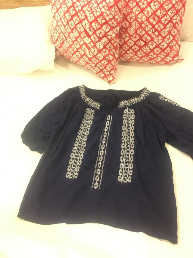 そういえば昨日、ニュークニンの露店でトップス買いました。<br />ちょっとだけ値切ってRp 120000。ウブド市場と違ってふっかけてこないのであまり値切るのもためらわれたのと、今のウブドではこのくらいが相場かなと。<br />涼しくって着心地良し。<br />これに水着にもなるショーパンで通気性抜群です。