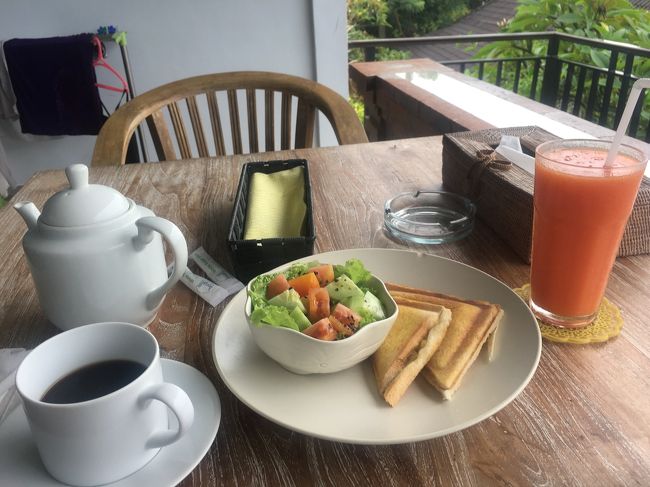 本日の朝ごはんです。<br />バナナのジャッフル、サラダ、パパイヤジュース、バリコピ。<br />相変わらず美味しい～<br />量もちょうど良い。お安めの宿に泊まっていいなあと思うのは、向かいのゲストハウス・ロスメンに泊まってる白人さんたちの生活がちょっと見えるところですね。<br />白人のお姉さんが普通に着替えてたり、起きて来てテラスに座ったり、洗濯物干したりしてます。<br />自分も同じようなことしてるのでなんだか嬉しい。<br /><br />今日はオーナーの奥様が挨拶に来てくれました。少し留守にしていたそうです。<br />とっても感じのいい方でした。<br />スタッフさんも、若い男の子とお姉さんが居て頼りになります。<br />男の子はちょっとシャイな感じ。朝ごはんのメニューを前日のうちに聞きに来るのですが、部屋まで来づらいらしく宿の外に座って外出するのを待ってたりするのです。<br />いやいや、そこまで気使わないで～って感じですが、いい子です。