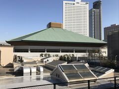 翌朝、JRのホームから見えた両国国技館。
2日共いいお天気でよかった。
気温も高くてウールのコートだと暑く感じるくらいでした。