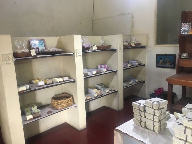 変わらない風景。店員さん、相変わらず愛想ないなー。挨拶すれば返してくれるけど。<br />勝手に二階に上がって購入するシステムです。