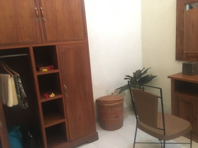 ちゃんとした更衣室があることにびっくり。こちらで着替えます。トイレもシャワーもこの中にありますよ。<br />今回受けたのはバリニーズマッサージ＋スクラブ、フラワーバスのパッケージ。<br />2時間でRp 220000です。安い！チップ込みでRp 250000お渡し。<br />セラピストさんは外部から来るよう。<br />上手な方でした！優しい感じではないけど笑