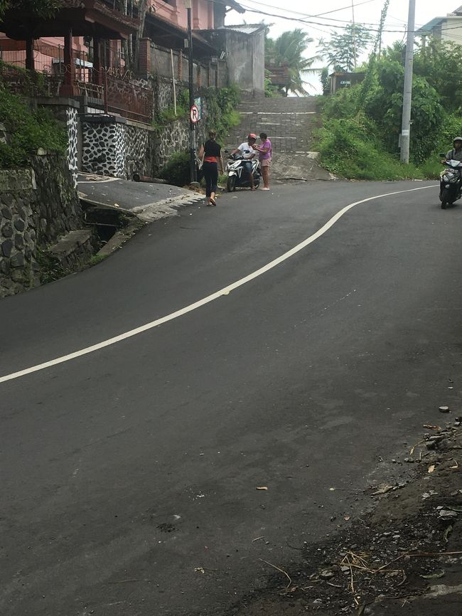 ブラットワンギ看板の前で12時に迎えに来る予定ですが、、来ない。10分以上遅れて来ました。まあ、バリだし。<br /><br />この車通りの激しい道を歩く白人お姉さんが！<br />昨日の自分と重ねて心の中でエールを送った。<br />送迎代いくら？って聞いたらup to you って、、困るな～しかも細かいのない。<br />Rp 100000渡して、明日の宿移動もincludeねって言ったら複雑な顔してた笑<br />お金のやりとりって難しい。これなら送迎付きのホテルにするかそのつどバイタク捕まえる方がいいのかな？<br />でもぼられるしなー<br />ちょっとプンゴセカンに疲れて来た。車、バイク多すぎるし、、タクシー？ってうるさいし、、明日のビスマはどうかな？<br /><br />ちなみにプンゴセカンは道路を渡るのが一苦労ですが、カキアンバンガローかプラタランホテル前のガードマンさんにI can’t..と悲しげに言うと交通整理して車を止めてくれます笑<br />あとレストランでfree Wi-Fiは大抵ありますがパスを書いてない場合が多いです。<br />パスワード教えてって言いつつスマホの設定画面出してPlease connect～って言えば大体繋げてくれます。<br />英語は伝われば良し、だと思います。