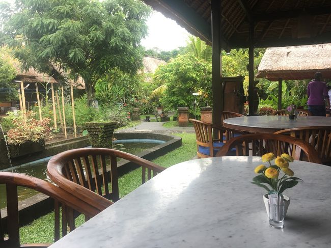 家族連れが1組だけ居ました。<br />テーブル席へ。店員さんの他、庭師さんみたいな人まで居ました。<br />さすがアラムグループ。<br />店員さんの制服が紫色で素敵。