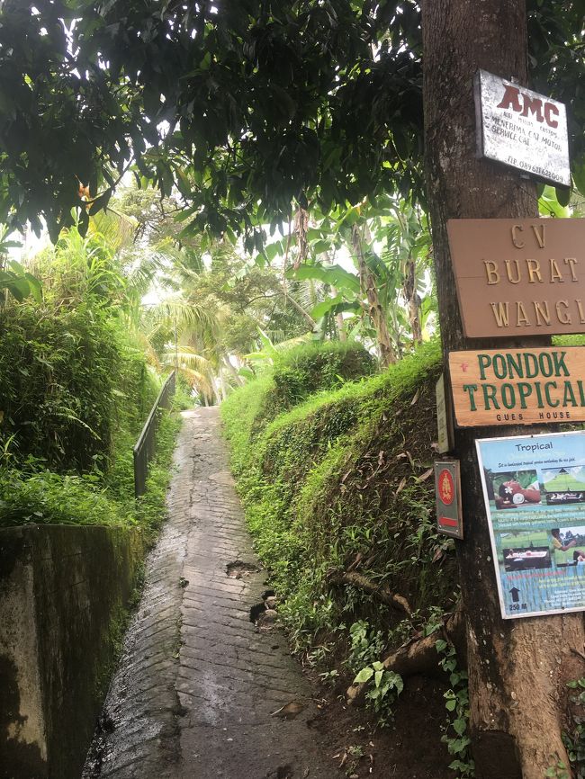 9:30、お願いしていた送迎で、ブラットワンギへ。バイクで向かいました。<br />出かける直前に雨が止みました！日頃の行いかな、、笑