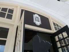 残った6人でぶらぶら～
ラッフルズホテル「ロングバー」
シンガポールスリング発祥の地で有名

せっかくなので行きますか！
3、4組程待ちです
10分程で　入れました！