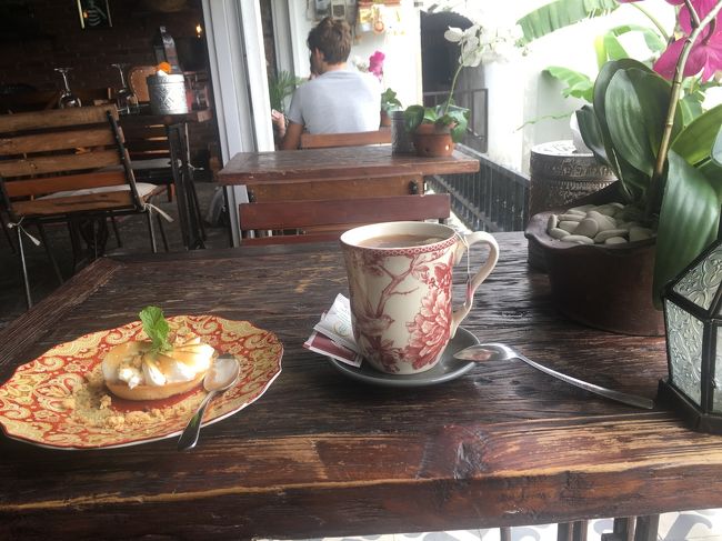 紅茶Rp 20000、レモンタルトRp 45000。税サ別。<br />ヨーロッパ風のカフェなのかな？<br />この後、お洒落白人さんカップルが次々来ておお、、ってなる。<br />平気な風を装いつつ、お茶してたら今度はひとり旅の女の子が次々に来て嬉しくなる。