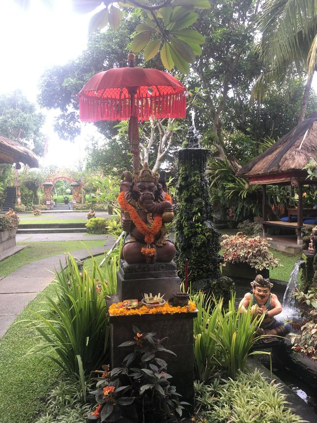 カフェワヤン・アラム系列のレストラン。広くていい雰囲気。いつもは中国人観光客だらけみたいですが閑散としてます。