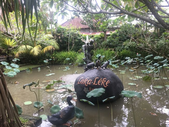 宿に荷物を置いたあと、昨日のバリボヘミアにまた行きたくて、ニュークニンまでモンキーフォレストを抜けて歩く。<br />雨のせいで地面がやばい。足が泥だらけに、、<br />しかもバリボヘミアが一階工事中ですごい騒音。<br />えーわざわざ来たのに～<br />仕方がないので近くのラカレケヘ来てみました。