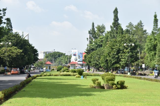 ホテルより正門の方向へ。