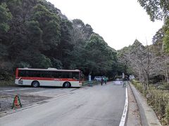 秦野駅で友人と待ち合わせして、車で湯河原梅林へ。湯河原梅林は真鶴道路を出て300メートル先のローソンとエスポットのある交差点をを右に曲がり道なりに山道を上がっていくと着きます♪
今回の登山は湯河原梅林→幕山→南郷山→湯河原梅林とぐるっと一周する為、公園側の駐車場ではなく、一番疲れる往路の距離を短くする作戦で、駐車場は一番手前の第4駐車場に停めました。

イベント開催期間中は駐車料金500円。