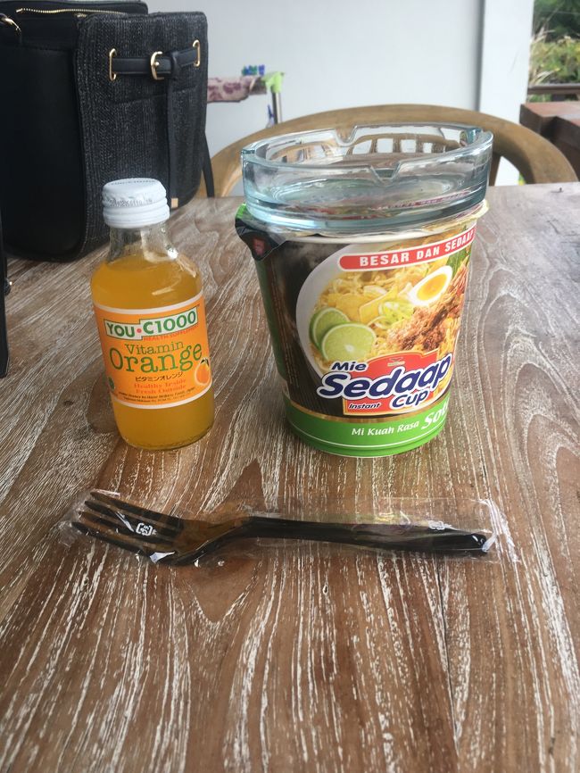 部屋に戻り、汚れた足と服を洗ってボー。<br />また19時からスパでクリームバスの予定なので、早めに夕飯食べに行くか？とも思いましたがまたあの喧騒の中歩くのもなあ、、<br /><br />汁物が食べたい、、あっ、カップ麺でいいや。<br />キッチンあるし。とアルファマートで買ってきました。美味しい。チリをほぼ入れなかったのもあって辛くないけど旨味はあります。これ、おススメです。<br />アルファマートが近いのが本当にありがたい。