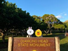 ダイヤモンドヘッドの登山口に到着。
とりあえず母と娘で記念撮影して
ここから山登りです。