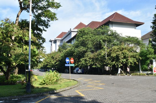 いくつかの学部が構内に散在している。