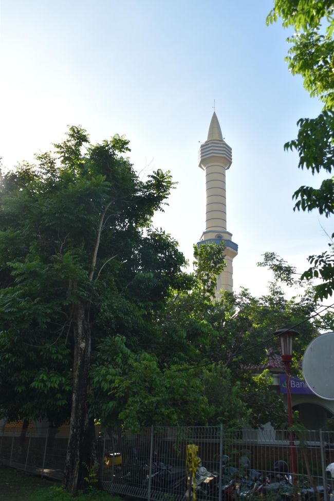 さすがにイスラム国、構内にモスクがあった。